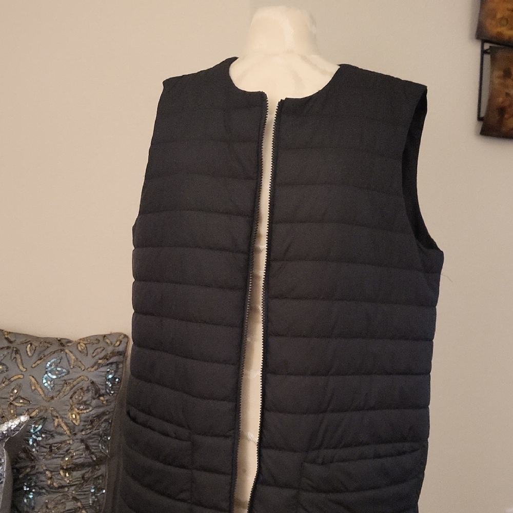 Black Quilted Sleeveless Vest - Picture 2 of 8